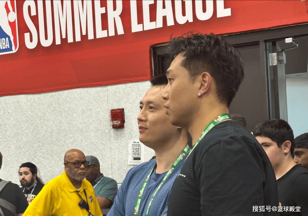 夏联热度拉满！CBA5位主帅观战，王博潘江邱彪热情讨论，卢伟积极