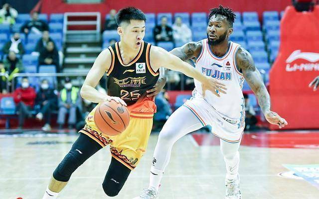 首笔引援！CBA上海队换来男篮原国手，场均仅6.4分，和李添荣重叠