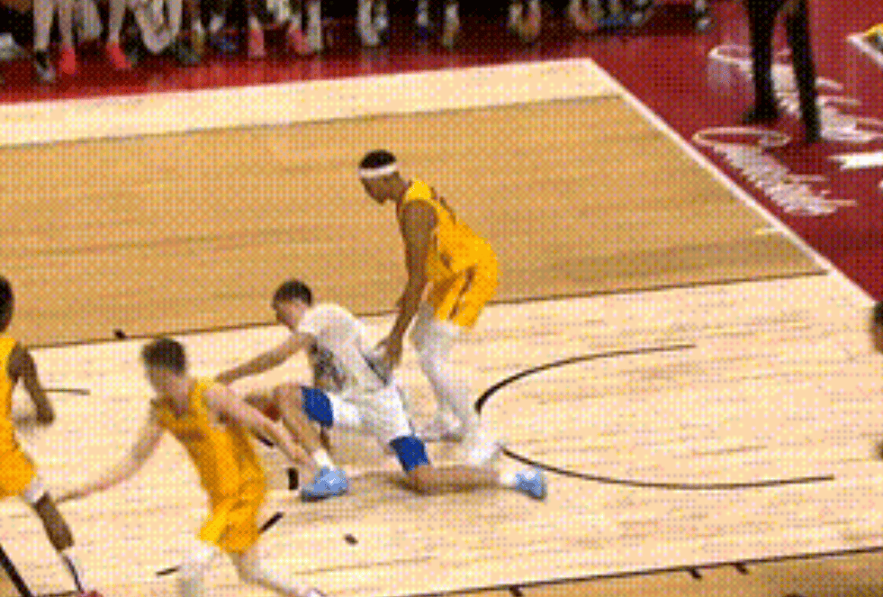 防得状元摔倒在地！前广东外援升上首发，有望重回NBA