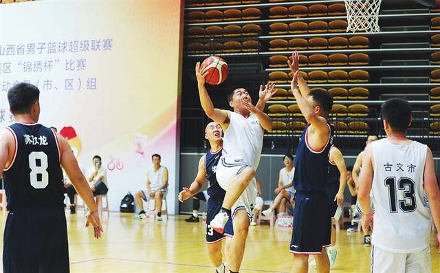 11支劲旅同场竞技 “锦绣杯”篮球赛开战
