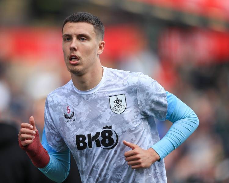 天空：伯恩利将与23岁中卫艾斯特福涨薪续约