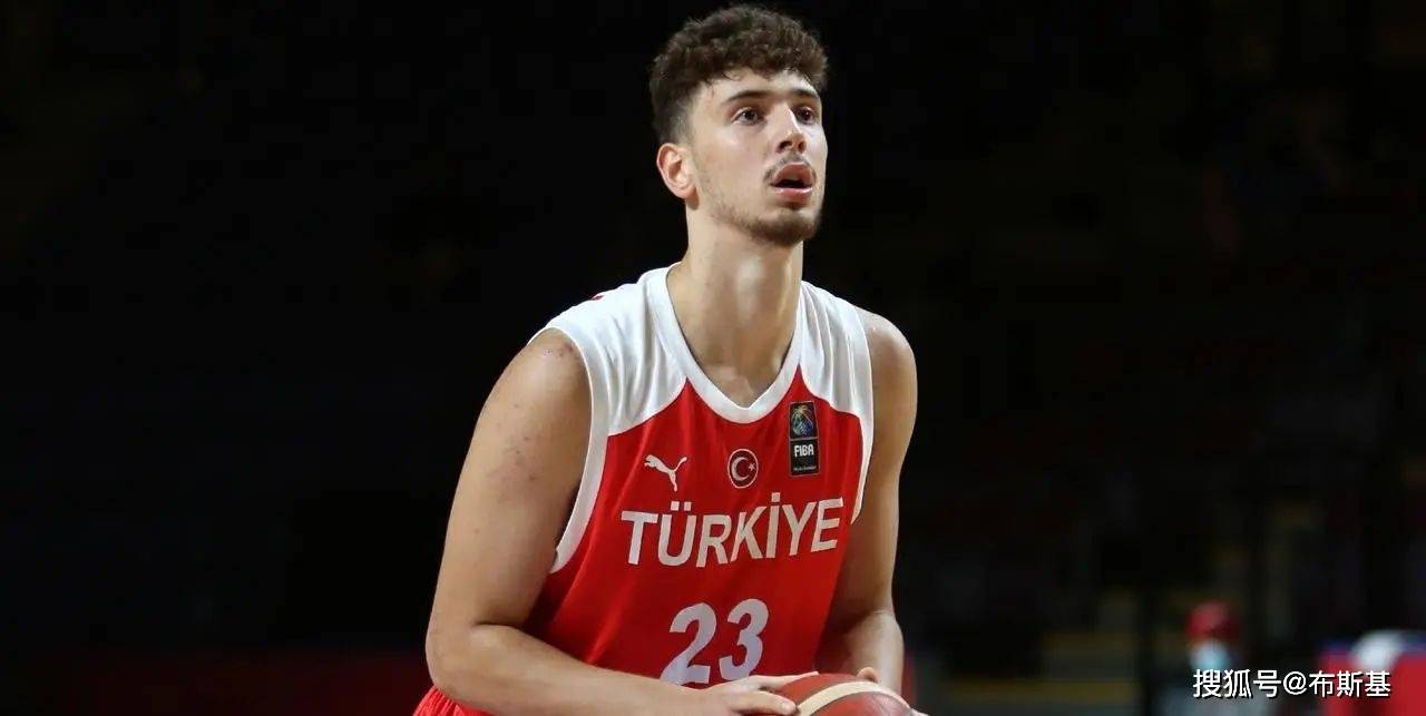 16+8+7首战完爆波津！申京创土耳其篮球史纪录，NBA官方亲自点赞