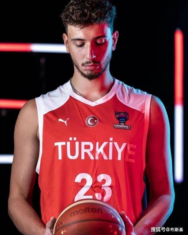16+8+7首战完爆波津！申京创土耳其篮球史纪录，NBA官方亲自点赞