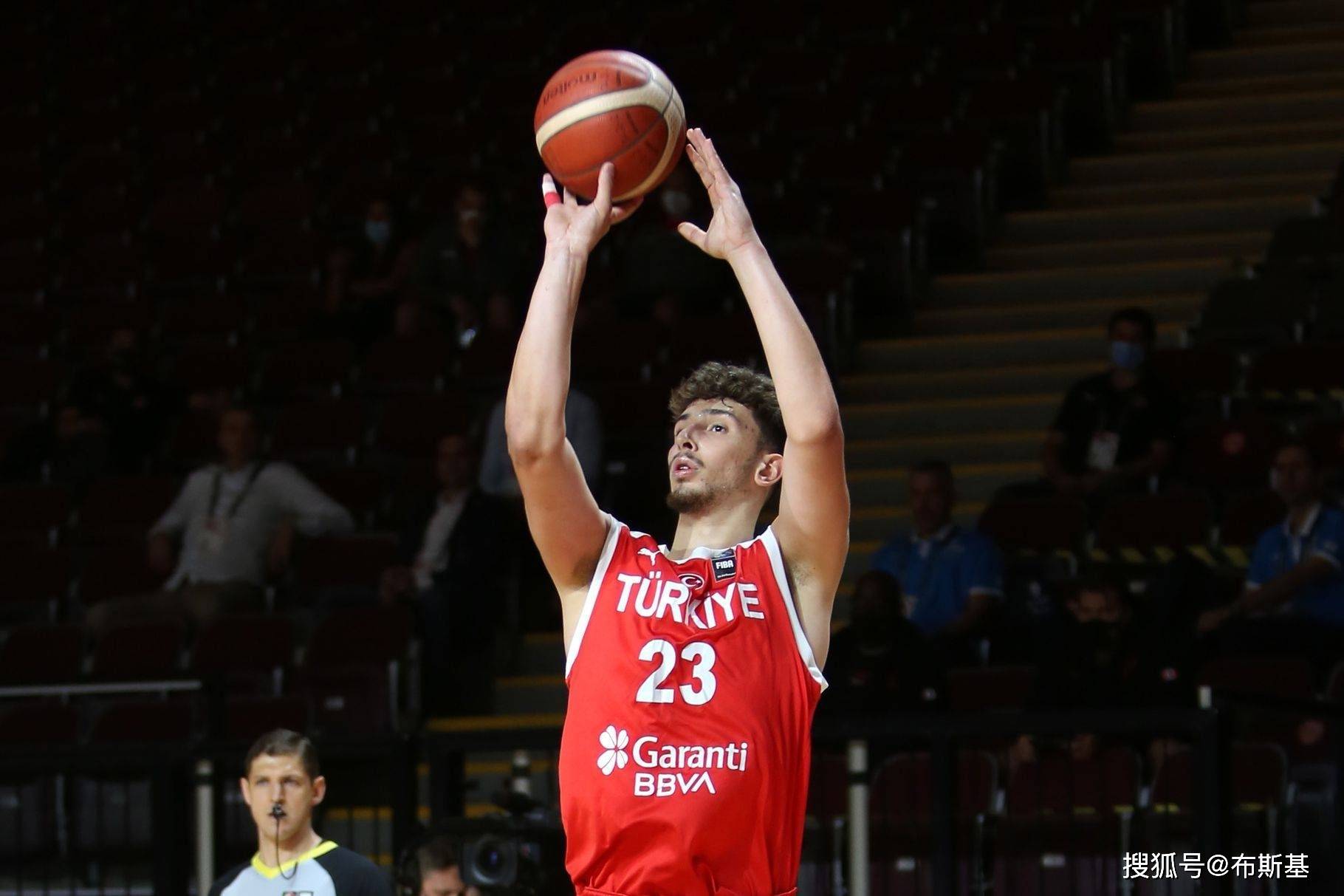 16+8+7首战完爆波津！申京创土耳其篮球史纪录，NBA官方亲自点赞