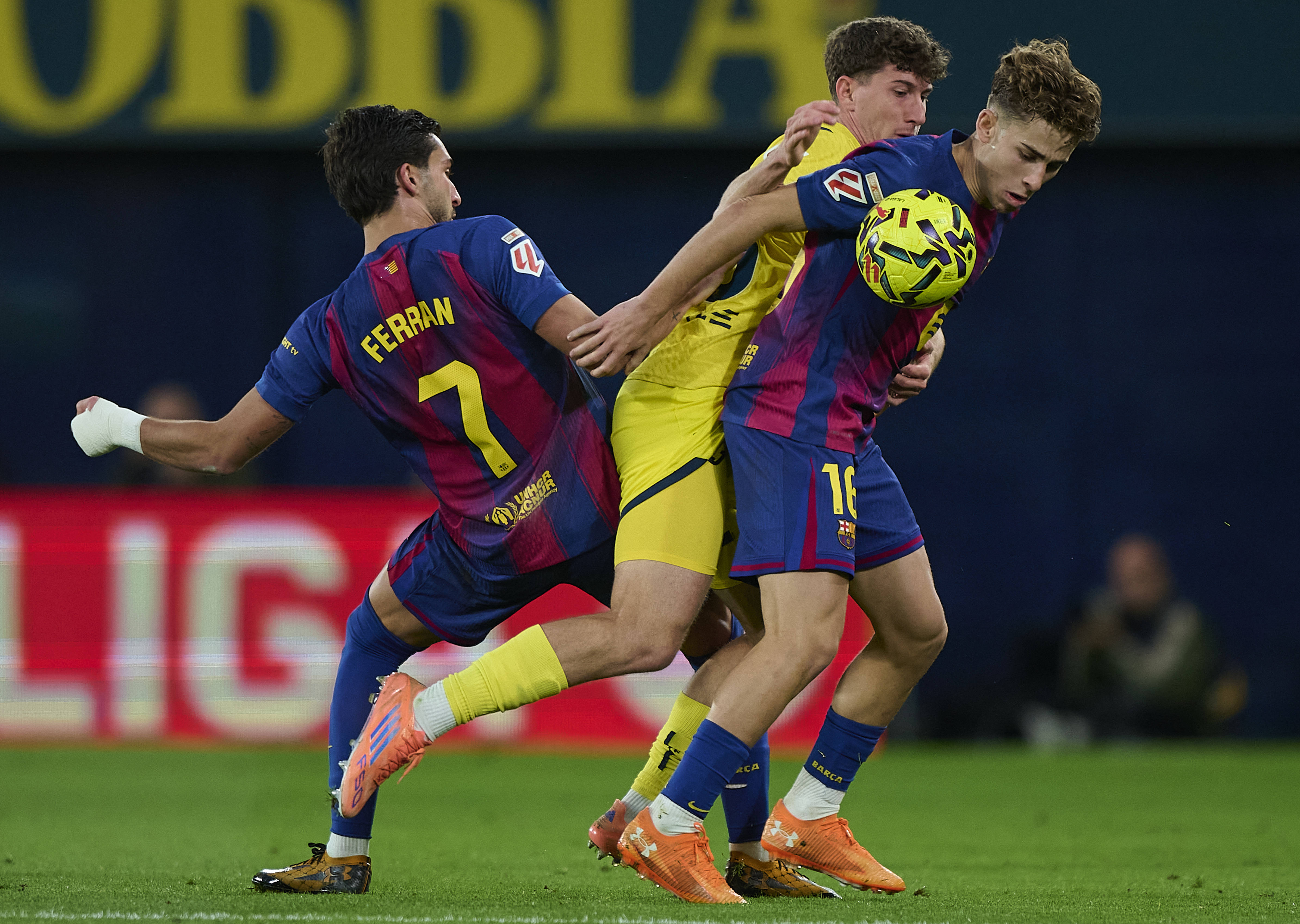 （体育）足球——西甲：巴塞罗那胜比利亚雷亚尔